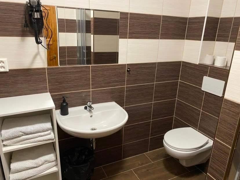 Hrusicka Restaurace A Penzion Hrusice Dış mekan fotoğraf